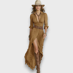 Selvya – Maxi-Plissee-Kleid mit Taillengürtel in Braun