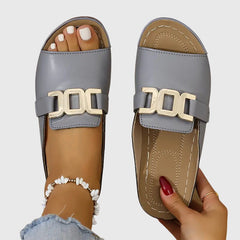 Damen Flat Mule-Sandalen mit breitem Riemen und Goldkettenornament in Grau