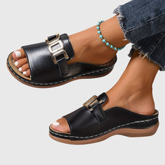 Damen Flat Mule-Sandalen mit breitem Riemen und Goldkettenornament in Schwarz