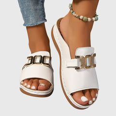 Damen Flat Mule-Sandalen mit breitem Riemen und Goldkettenornament in Weiß