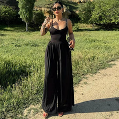 Damen Jumpsuit mit Spaghettiträgern V-Ausschnitt Überkreuztem Rücken und Weitem Bein in Schwarz