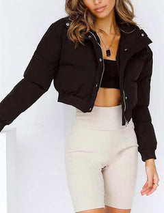Damen Kurze Gesteppte Pufferjacke mit breitem Kragen Druckknöpfen und gerippten Bündchen in Schwarz