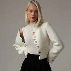 Damen Kurze Jacke mit Herzförmigen Knöpfen und Rundem Ausschnitt mit Pattentaschen in Weiß