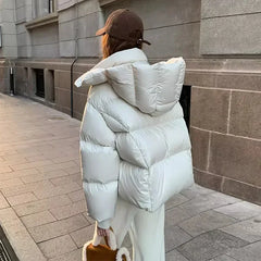 Damen Kurze Steppjacke mit Hohem Stehkragen Frontreißverschluss und Gesteppten Bahnen in Weiß