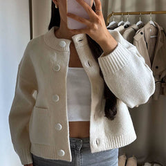 Damen Kurze Strickjacke mit Rundhalsausschnitt Knopfverschluss Zwei Taschen und Gerippten Bündchen in Weiß