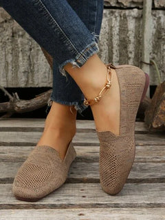 Damen Loafer mit perforierter Oberfläche und quadratischem Zehenbereich in Khaki