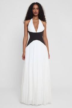 Damen Maxi Kleid mit Neckholder Ausschnitt schwarzem Taillenpanel und weißem Plisseerock in Weiß