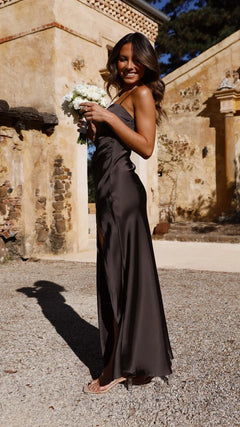 Damen Maxikleid mit Carré-Dekolleté Spaghettiträgern Seitlicher Raffung und Beinschlitz in Schwarz