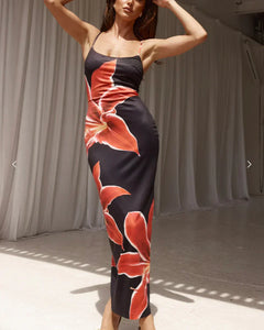 Damen Maxikleid mit großflächigem Blumenmuster geradem Ausschnitt und Spaghettiträgern in Schwarz mit Blumenmuster