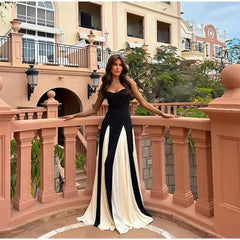 Damen Maxikleid mit Spaghettiträgern und Herzausschnitt mit kontrastfarbenen weißen Bahnen am Rock in Schwarz