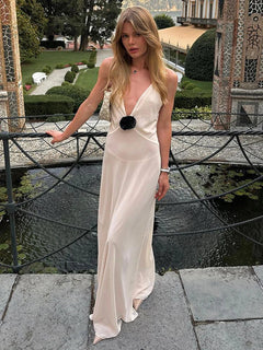 Damen Maxikleid mit tiefem V-Ausschnitt Spaghettiträgern und Blütenapplikation in Weiß