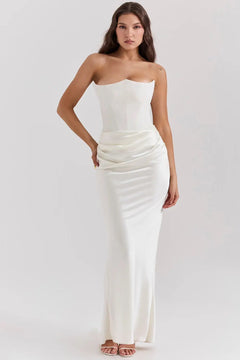 Damen Maxikleid mit trägerlosen Oberteil und gerafftem Taillenbereich in Weiß