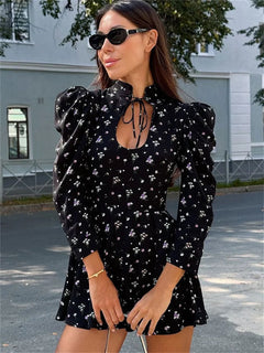 Damen Mini-Kleid mit Blumenmuster und Stehkragen mit Schnürung und Puffärmeln in Schwarz