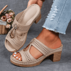 Damen Peep-Toe Mule-Sandalen mit Blockabsatz und Metallornament in Beige