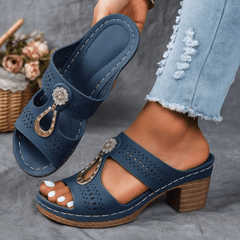 Damen Peep-Toe Mule-Sandalen mit Blockabsatz und Metallornament in Blau