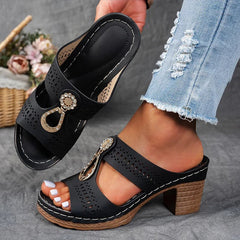 Damen Peep-Toe Mule-Sandalen mit Blockabsatz und Metallornament in Schwarz