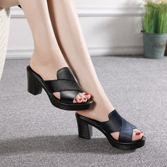 Damen Peep-Toe Mule-Sandalen mit Kreuzriemen und Blockabsatz in Schwarz