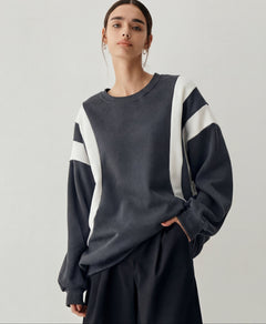 Damen Pullover mit Rundhalsausschnitt und Streifendetail an den Ärmeln in Grau
