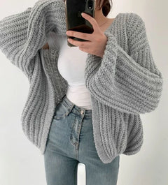Damen Strickjacke mit offener Front langen Ärmeln und Grobstrickoberfläche in Grau