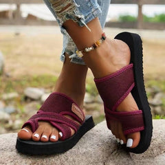 Damen Zehensteg-Sandalen mit Kreuzriemen und Flachboden in Rot