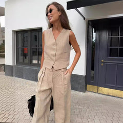 Damen zweiteiliges Set mit ärmellosem Oberteil V-Ausschnitt Knopfleiste und weiter Hose in Khaki