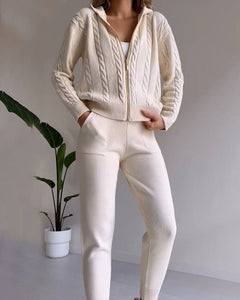 Damen Zweiteiliges Strickset mit Kapuzenjacke Reißverschluss Zopfmuster und Hose mit Bündchen in Beige