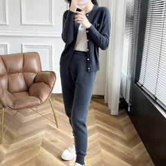 AGNA - SET AUS STRICKJACKE UND ELEGANTER HOSE in Grau