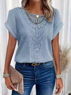 Elegantes Damen-Rundhals-Shirt mit Spitze für den Sommer - Sybella in Himmelblau