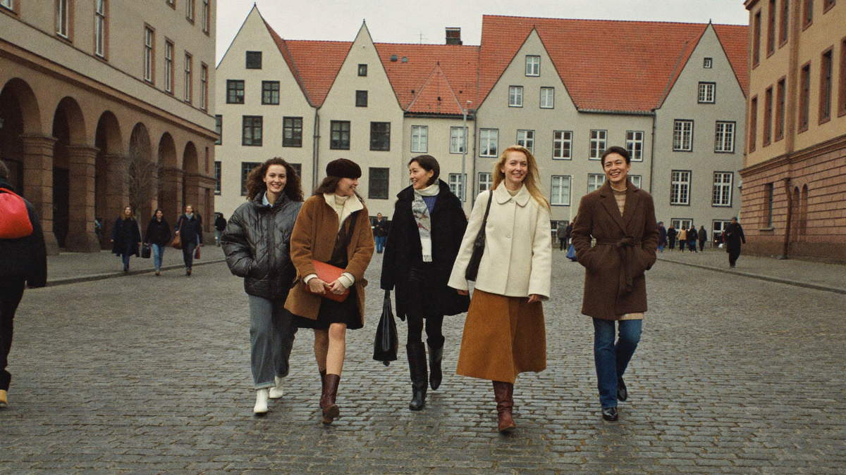 Vier Freunde in Herbstmode