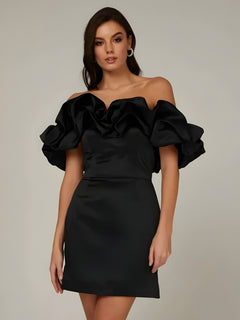 Mia | Satin Ruffle Off Shoulder Kleid in Schwarz