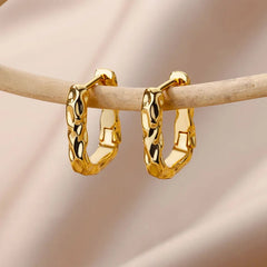 Micara - Twisty Huggies - Ohrringe in Gold