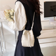 Anikadel - Crossbody Beuteltasche - Geflochtener Stil mit Kordelzug in Weiß