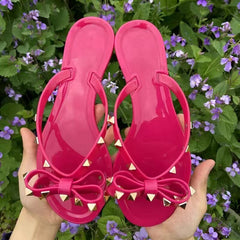 Nikki® | Flip-Flops-Sandalen mit Schleife und Nieten in Rot