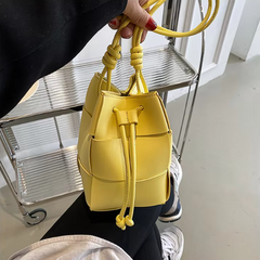 Anikadel - Crossbody Beuteltasche - Geflochtener Stil mit Kordelzug in Gelb